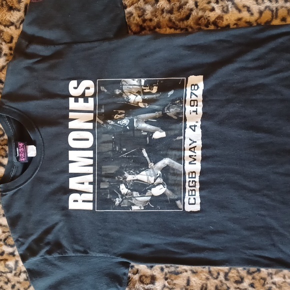 RAMONES 1234 Tops - UC Large black tshirt Short-sleeved with "RAMONES " CBGB MAY 4 1978.